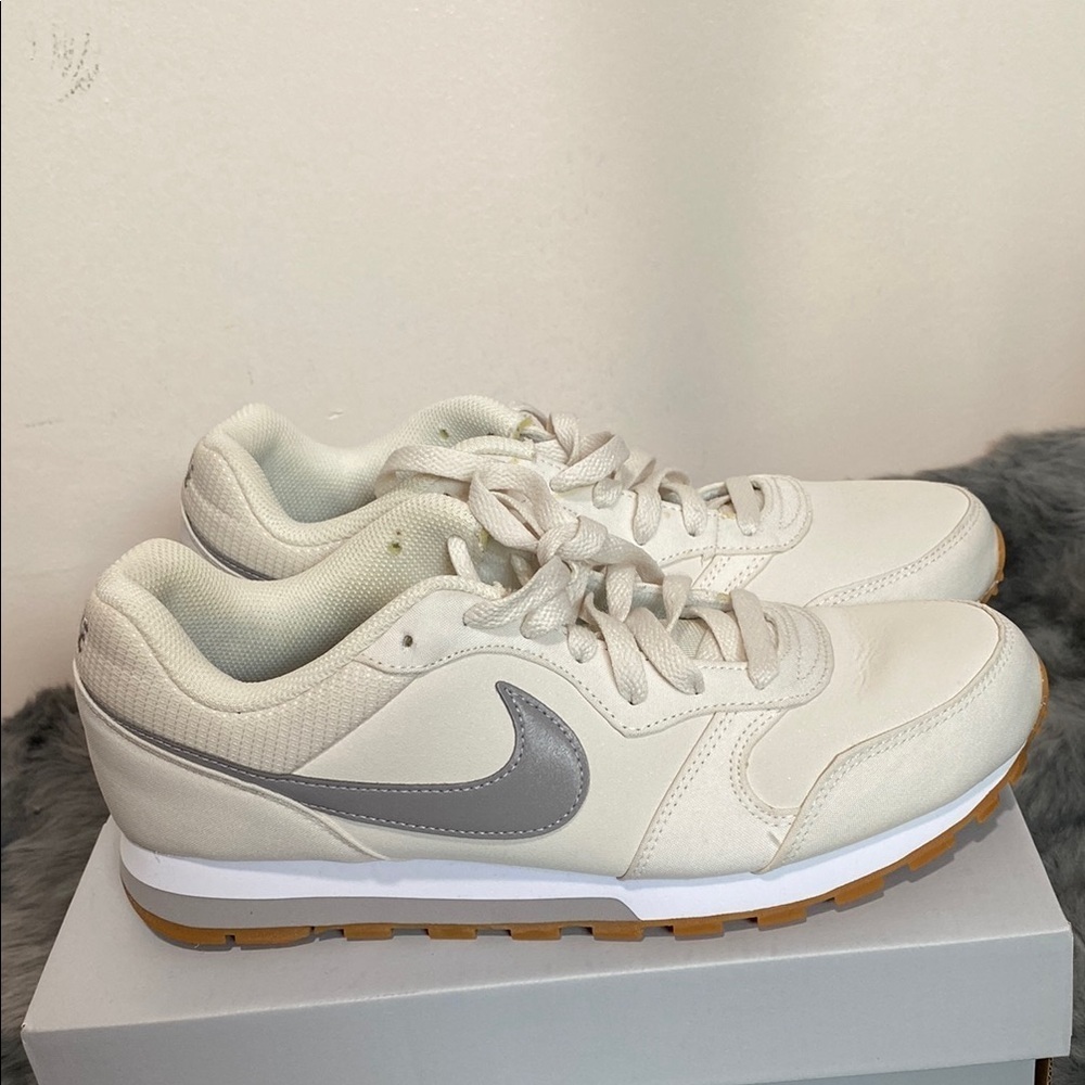 - Nike MD RUNNER 2 size 8.5 Off-White and Light Gray Sneakers like new - Picture 7 of 9